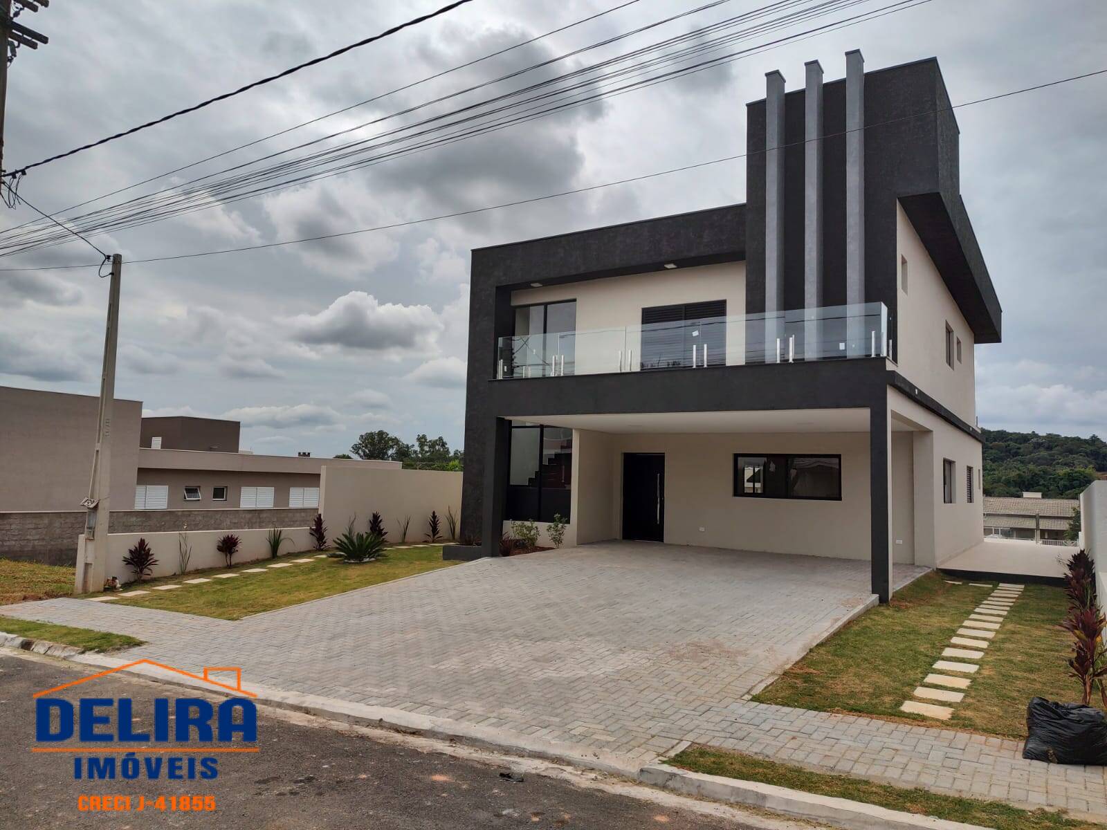 Casa à venda com 4 quartos, 264m² - Foto 1