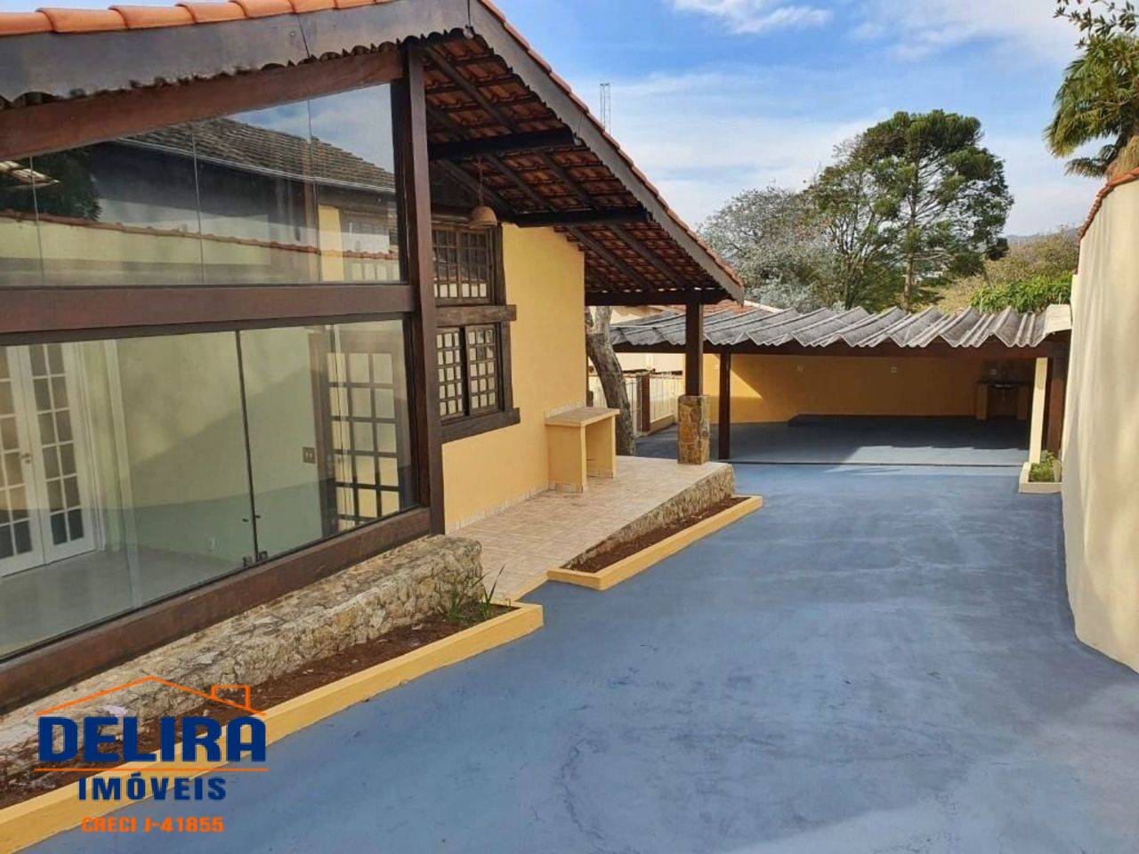 Casa à venda com 3 quartos, 300m² - Foto 1